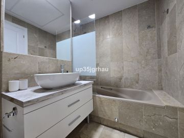 https://cdn.resales-online.com/public/up35jgrhau/properties/fb6b940dbc5711ef84cf0217bc231ef4/w1200/30-5e8634ec9576c9ad4825a6dec5b5d375.jpg?v=1734430754