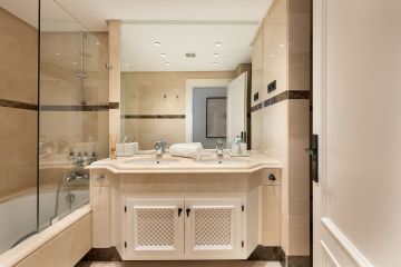 https://cdn.resales-online.com/public/bb3tcr1ax0/properties/7c989f34c51e11ef8ce602e0405b089b/w1200/19-d0ed7da2012a09046d307c195d98e7d6.jpg?v=1735397610