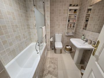 https://cdn.resales-online.com/public/04l12bgg3v/properties/3e287456cdaf11ef8ce602e0405b089b/w1200/26-c684a62c9f160a1f90904dd925da0645.jpg?v=1736337575
