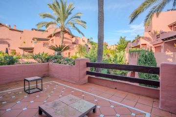 https://cdn.resales-online.com/public/y2bix7xo8m/properties/f572e65abe9711ef84cf0217bc231ef4/w1200/20-d1f7658cbe4ba6cd8666fec30fba80ad.jpg?v=1734678133