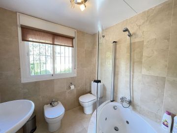 https://cdn.resales-online.com/public/exkwnp8qxt/properties/696a0e66d1c611ef8ce602e0405b089b/w1200/20-d1f7658cbe4ba6cd8666fec30fba80ad.jpg?v=1736882575