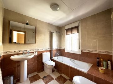 https://cdn.resales-online.com/public/exkwnp8qxt/properties/696a0e66d1c611ef8ce602e0405b089b/w1200/21-2c707e7c511429b4f8ec4ee5f221ddb6.jpg?v=1736882575