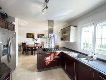 https://cdn.resales-online.com/public/exkwnp8qxt/properties/696a0e66d1c611ef8ce602e0405b089b/w1200/9-467d0cee5b725f3ef65f102a0c2e69c0.jpg?v=1736882575