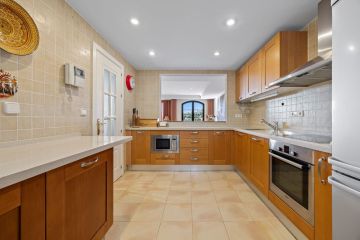 https://cdn.resales-online.com/public/zzioxgugw0/properties/e3bcddffd7fb11ef8ce602e0405b089b/w1200/16-ec67b526875bf0124b6ce4328a754439.jpg?v=1737471890