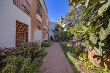 https://cdn.resales-online.com/public/zzioxgugw0/properties/e3bcddffd7fb11ef8ce602e0405b089b/w1200/2-5bd7b9d04b45e33852eaf0ec6670150d.jpg?v=1737471890
