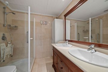 https://cdn.resales-online.com/public/zzioxgugw0/properties/e3bcddffd7fb11ef8ce602e0405b089b/w1200/27-f6e8bc237ba13ac4c268badec6354f3d.jpg?v=1737471890