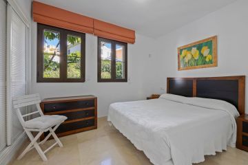https://cdn.resales-online.com/public/zzioxgugw0/properties/e3bcddffd7fb11ef8ce602e0405b089b/w1200/28-ef19a2c59920e2e087cd278a51b6dbf8.jpg?v=1737471890