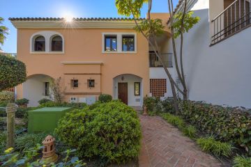 https://cdn.resales-online.com/public/zzioxgugw0/properties/e3bcddffd7fb11ef8ce602e0405b089b/w1200/33-f37a7fab00fce6ff6b895520b67d6d6d.jpg?v=1737471890