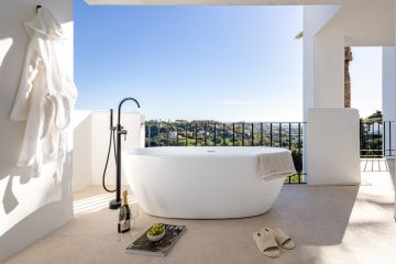 https://cdn.resales-online.com/public/c6rxxw1glq/properties/f2453bcbda2211ef8ce602e0405b089b/w1200/19-d0ed7da2012a09046d307c195d98e7d6.jpg?v=1737792911