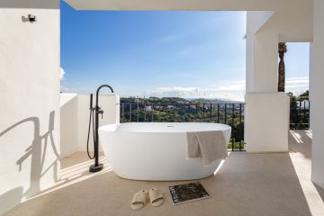 https://cdn.resales-online.com/public/c6rxxw1glq/properties/f2453bcbda2211ef8ce602e0405b089b/w1200/20-d1f7658cbe4ba6cd8666fec30fba80ad.jpg?v=1737792911