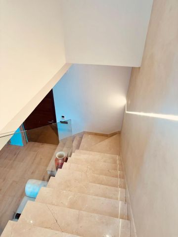 https://cdn.resales-online.com/public/bo3fb5qwxvzpkpaj/properties/4b3352bbdca211ef8ce602e0405b089b/w1200/6-241328e1bcc9c0d8ce1222beb6c967a8.jpg?v=1737982454