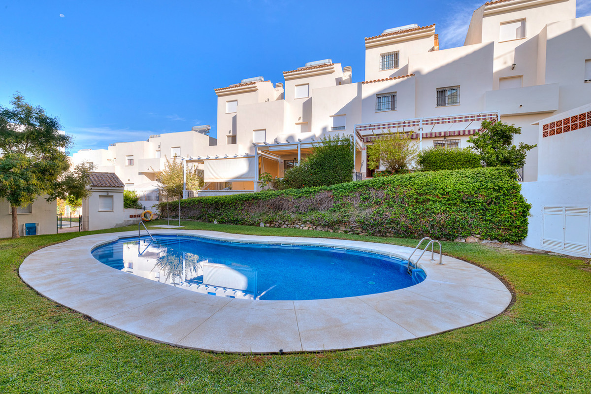 https://cdn.resales-online.com/public/3bbmoql3c8/properties/eb83d206de0011ef8ce602e0405b089b/w1200/1-7980e48d732b6fc85c14b43b94d2aa54.jpg?v=1738131700