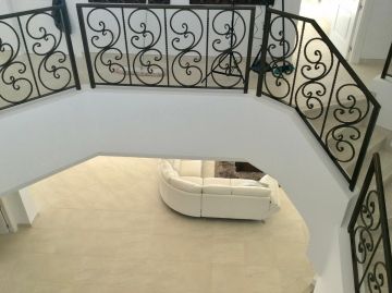 https://cdn.resales-online.com/public/c5qxxwzfkp/properties/e226f4187bd411ee8fbe0217bc231ef4/w1200/14-d70dc3102c00d7be0e872dfe1c1f86d7.jpg?v=1738149855