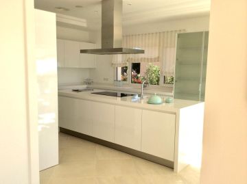 https://cdn.resales-online.com/public/c5qxxwzfkp/properties/e226f4187bd411ee8fbe0217bc231ef4/w1200/26-c684a62c9f160a1f90904dd925da0645.jpg?v=1738149855