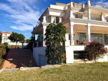 https://cdn.resales-online.com/public/c5qxxwzfkp/properties/e226f4187bd411ee8fbe0217bc231ef4/w1200/3-e898b2bb2a2fdfd06d2c39894dce8316.jpg?v=1738149855