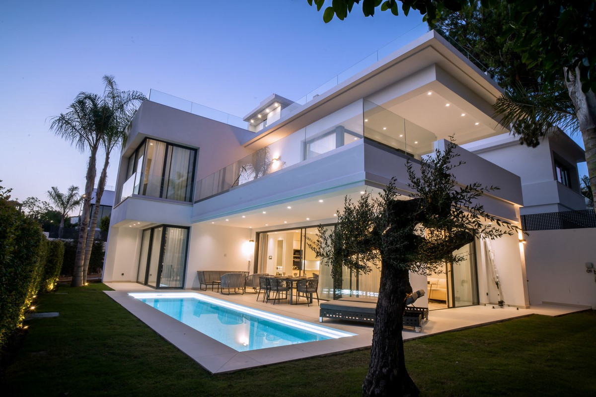 https://cdn.resales-online.com/public/pcescfpmbk/properties/962acece3c7c11eea7b50217bc231ef4/w1200/1-7980e48d732b6fc85c14b43b94d2aa54.jpg?v=1692225779