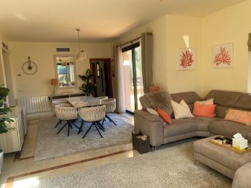 https://cdn.resales-online.com/public/sv6cr1ri1g/properties/714e6a40e21311ef8ce602e0405b089b/w1200/17-dd5fcd4f0eb487dfa3803f7e20814c0e.jpg?v=1738580045