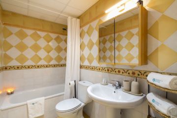 https://cdn.resales-online.com/public/qtb32w08n3/properties/50c02ee0e3ad11ef8ce602e0405b089b/w1200/15-11d12f2f454f2f5e9b981fdd8b901d51.jpg?v=1738756329