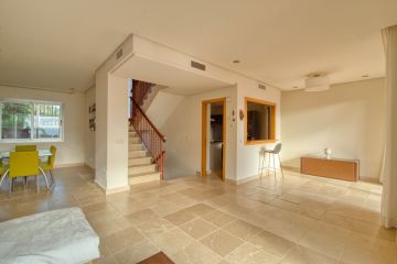 https://cdn.resales-online.com/public/14ldb8jhxc/properties/70da009ae70f11ef8ce602e0405b089b/w1200/10-bb915d1cb19341576dcdc994b81ab9c5.jpg?v=1739296438