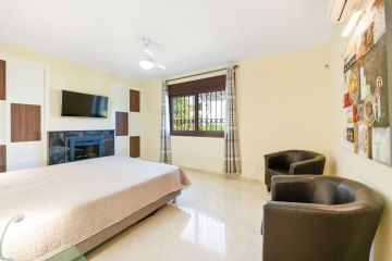 https://cdn.resales-online.com/public/iehb4l0uli/properties/d14b21b2e7e011ef8ce602e0405b089b/w1200/14-d70dc3102c00d7be0e872dfe1c1f86d7.jpg?v=1739361898