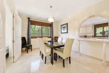 https://cdn.resales-online.com/public/iehb4l0uli/properties/d14b21b2e7e011ef8ce602e0405b089b/w1200/6-241328e1bcc9c0d8ce1222beb6c967a8.jpg?v=1739361898