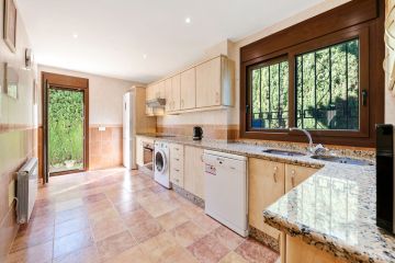 https://cdn.resales-online.com/public/iehb4l0uli/properties/d14b21b2e7e011ef8ce602e0405b089b/w1200/8-e64a9055bba3e77ac8aca3b893cdf826.jpg?v=1739361898