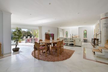 https://cdn.resales-online.com/public/pg5ce1tdbg/properties/96171b0cdcac11ef8ce602e0405b089b/w1200/3-e898b2bb2a2fdfd06d2c39894dce8316.jpg?v=1739167637