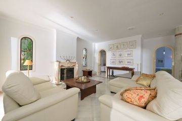 https://cdn.resales-online.com/public/pg5ce1tdbg/properties/96171b0cdcac11ef8ce602e0405b089b/w1200/31-5e8b9eb86a2d455eeaf43a7bbf3ccd12.jpg?v=1739167637