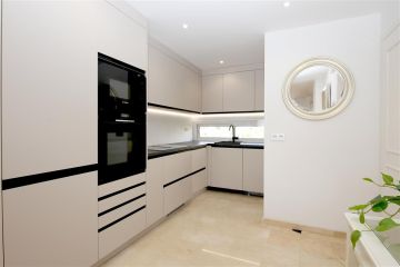 https://cdn.resales-online.com/public/mtaumpncpn/properties/afa476f4ecf311ef8cfb02e0405b089b/w1200/8-e64a9055bba3e77ac8aca3b893cdf826.jpg?v=1739775283