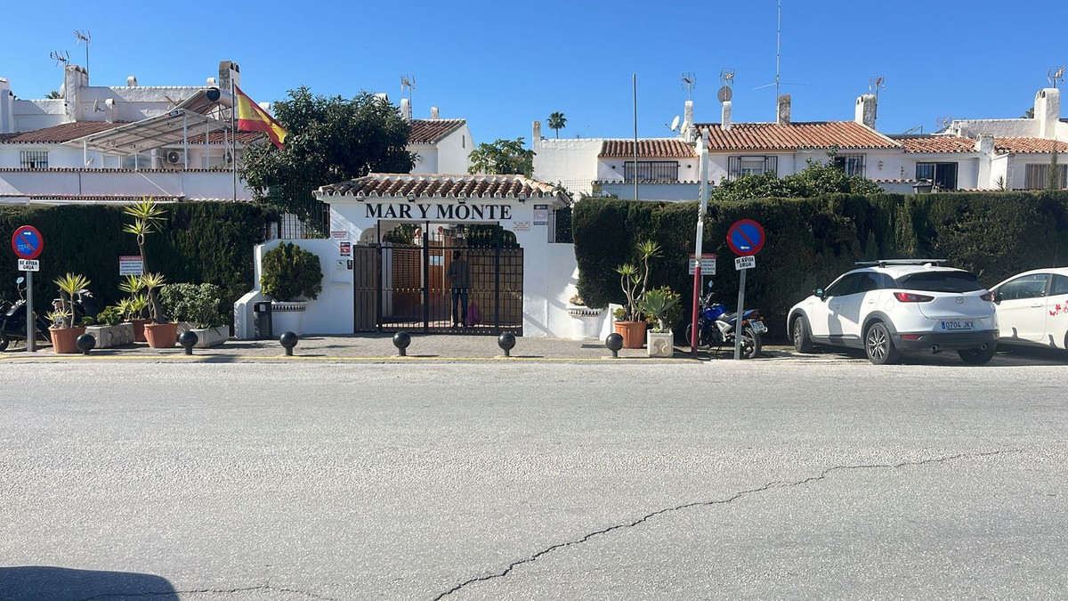 https://cdn.resales-online.com/public/cewomivt0o/properties/b5191aabee9f11ef8cfb02e0405b089b/w1200/1-7980e48d732b6fc85c14b43b94d2aa54.jpg?v=1739959906