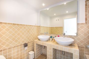 https://cdn.resales-online.com/public/kj4s0e6mui/properties/c51ec28df05d11ef8cfb02e0405b089b/w1200/14-d70dc3102c00d7be0e872dfe1c1f86d7.jpg?v=1740150700