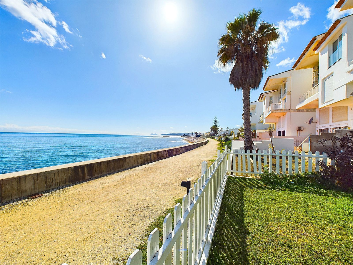 https://cdn.resales-online.com/public/jke8v5rm25/properties/ad8fba53f51111ef8cfb02e0405b089b/w1200/1-7980e48d732b6fc85c14b43b94d2aa54.jpg?v=1740667774