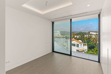 https://cdn.resales-online.com/public/c6rxxw1glq/properties/7f4b4f39f66211ef8cfb02e0405b089b/w1200/28-ef19a2c59920e2e087cd278a51b6dbf8.jpg?v=1740812437