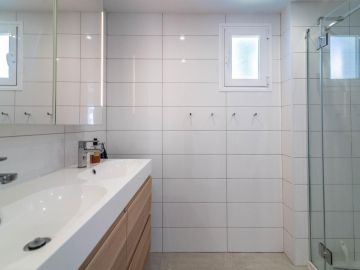 https://cdn.resales-online.com/public/ji01jy8heq/properties/0ab60b88f39511ef8cfb02e0405b089b/w1200/28-ef19a2c59920e2e087cd278a51b6dbf8.jpg?v=1741019778