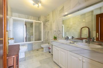 https://cdn.resales-online.com/public/8vwaux86t3/properties/bcd4ae0befc011ef8cfb02e0405b089b/w1200/18-cc72f169493c096e712837ff5d8b6e41.jpg?v=1740083289