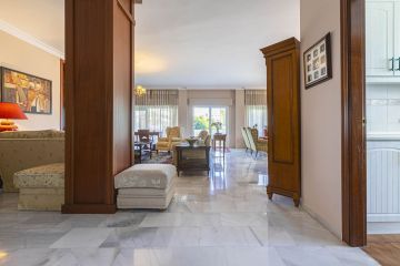 https://cdn.resales-online.com/public/8vwaux86t3/properties/bcd4ae0befc011ef8cfb02e0405b089b/w1200/31-5e8b9eb86a2d455eeaf43a7bbf3ccd12.jpg?v=1740083289