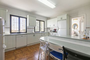 https://cdn.resales-online.com/public/8vwaux86t3/properties/bcd4ae0befc011ef8cfb02e0405b089b/w1200/32-e7f90ea5feef5e01d64d74d6b6d8a834.jpg?v=1740083289