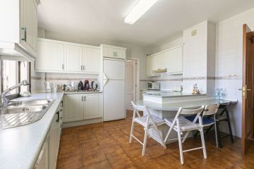 https://cdn.resales-online.com/public/8vwaux86t3/properties/bcd4ae0befc011ef8cfb02e0405b089b/w1200/33-f37a7fab00fce6ff6b895520b67d6d6d.jpg?v=1740083289