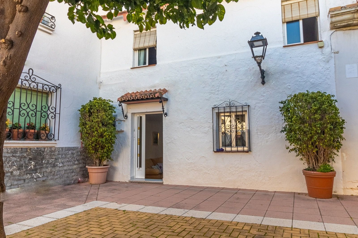 https://cdn.resales-online.com/public/77pv5n2m4f/properties/2c798855ed3111ef8cfb02e0405b089b/w1200/1-7980e48d732b6fc85c14b43b94d2aa54.jpg?v=1741180430