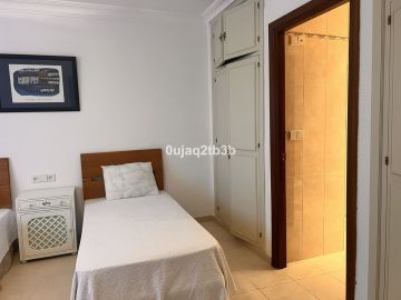 https://cdn.resales-online.com/public/0ujaq2tb3b/properties/e300240bf82a11ef8cfb02e0405b089b/w1200/26-c684a62c9f160a1f90904dd925da0645.jpg?v=1741264004
