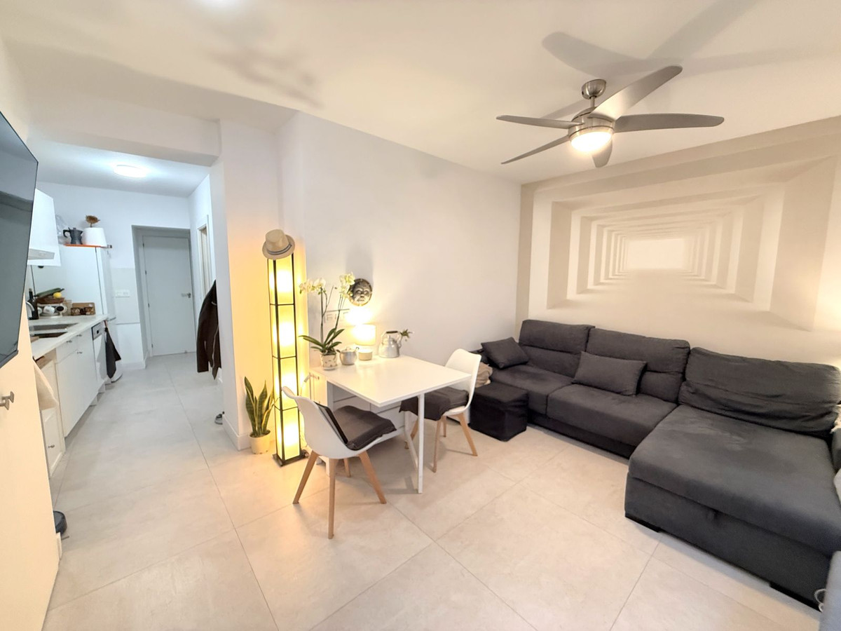 https://cdn.resales-online.com/public/3vj4stv61j/properties/6a2960ecf83211ef8cfb02e0405b089b/w1200/1-7980e48d732b6fc85c14b43b94d2aa54.jpg?v=1741298705