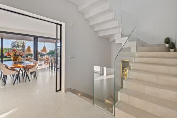 https://cdn.resales-online.com/public/ilmgg1itp5/properties/8c74a4eaf8e911ef8cfb02e0405b089b/w1200/12-53013098fcab6c38b1379cd33298e050.jpg?v=1741168640