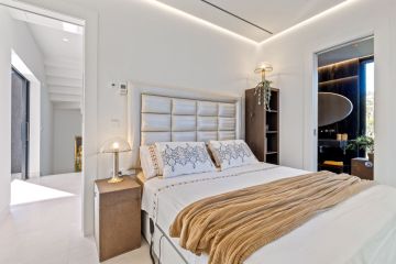 https://cdn.resales-online.com/public/ilmgg1itp5/properties/8c74a4eaf8e911ef8cfb02e0405b089b/w1200/21-2c707e7c511429b4f8ec4ee5f221ddb6.jpg?v=1741168640