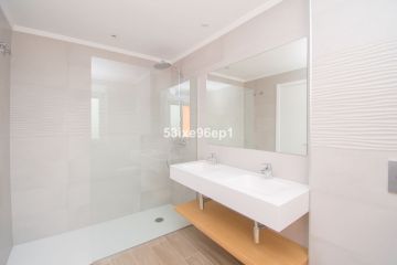 https://cdn.resales-online.com/public/53ixe96ep1/properties/f132f576ffec11ef8cfb02e0405b089b/w1200/18-cc72f169493c096e712837ff5d8b6e41.jpg?v=1741946505
