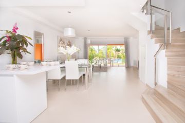 https://cdn.resales-online.com/public/53ixe96ep1/properties/f132f576ffec11ef8cfb02e0405b089b/w1200/2-5bd7b9d04b45e33852eaf0ec6670150d.jpg?v=1741946505