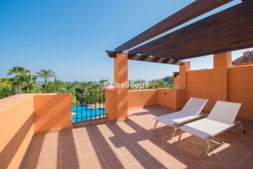 https://cdn.resales-online.com/public/53ixe96ep1/properties/f132f576ffec11ef8cfb02e0405b089b/w1200/31-5e8b9eb86a2d455eeaf43a7bbf3ccd12.jpg?v=1741946505