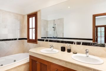 https://cdn.resales-online.com/public/il4vtp31fv/properties/9926365f033611f08cfb02e0405b089b/w1200/28-ef19a2c59920e2e087cd278a51b6dbf8.jpg?v=1742223382