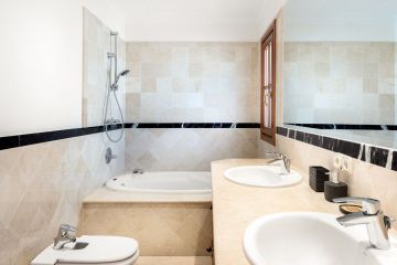 https://cdn.resales-online.com/public/il4vtp31fv/properties/9926365f033611f08cfb02e0405b089b/w1200/32-e7f90ea5feef5e01d64d74d6b6d8a834.jpg?v=1742223382