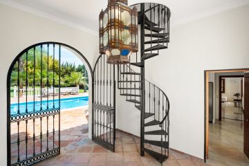 https://cdn.resales-online.com/public/il4vtp31fv/properties/9926365f033611f08cfb02e0405b089b/w1200/43-a8f5d713bac48f35147f2e8bcee96193.jpg?v=1742223382