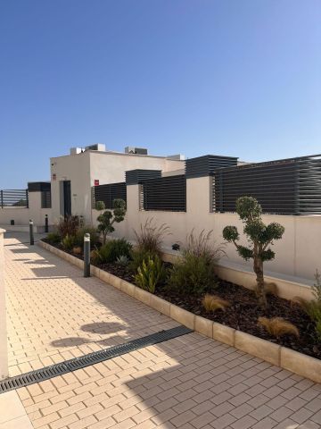 https://cdn.resales-online.com/public/nn7cl5i4kw/properties/b6b3c026033011f08cfb02e0405b089b/w1200/29-7c2f312881aea9bbe9ddaeb9640e2c9a.jpg?v=1742221757